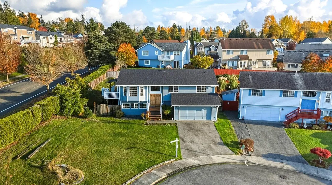 Aerial view of a cul-de-sac neighborhood in autumn